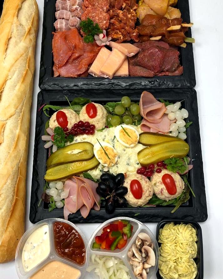 Lunchplank met belegde broodjes en garnituur