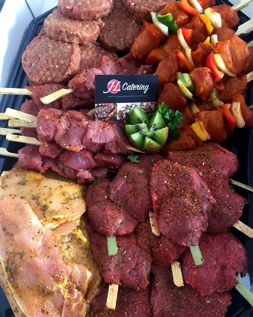 Zelf gemarineerd BBQ-vlees op de barbecue
