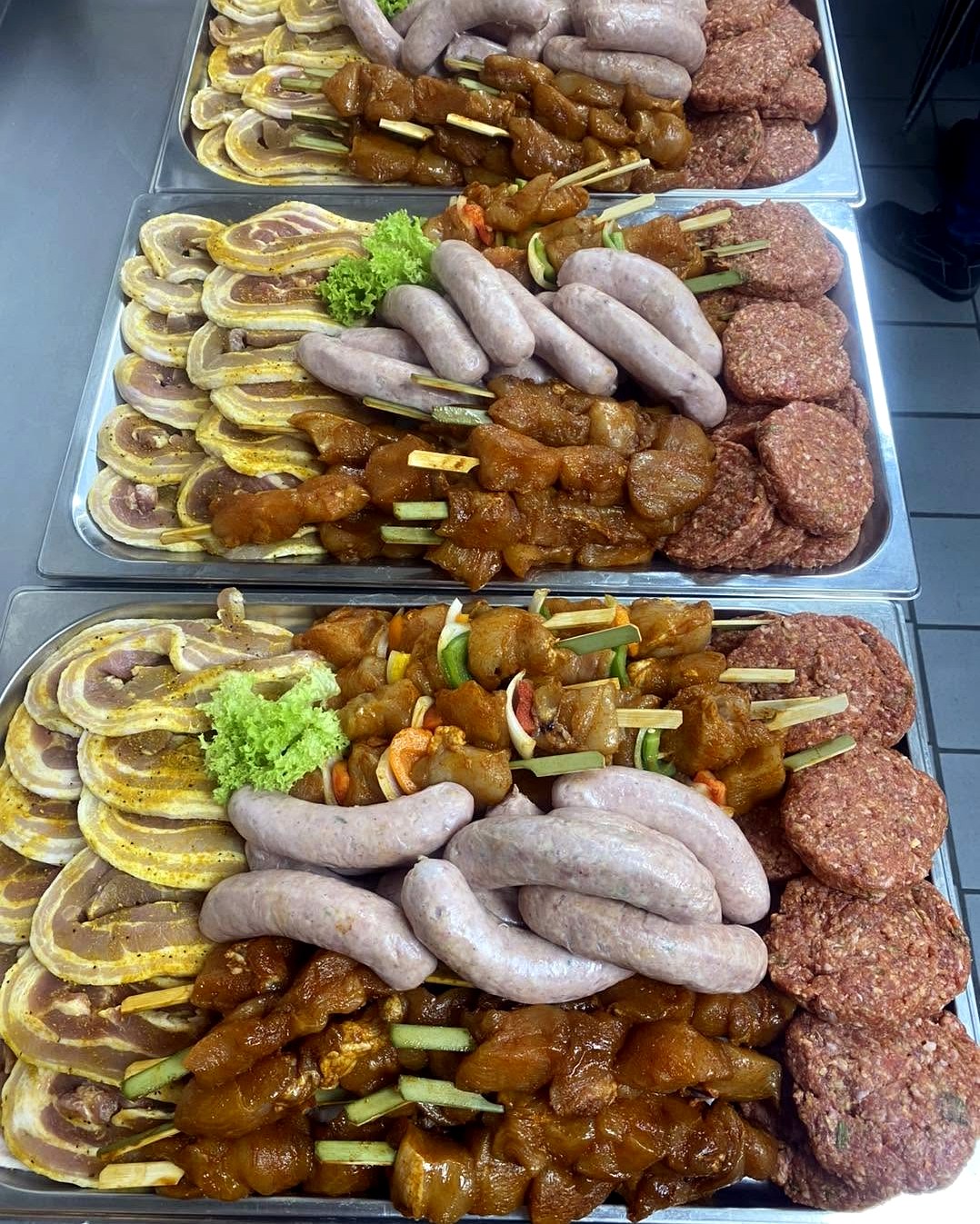Gourmetschotel met vlees, burgers en worstjes